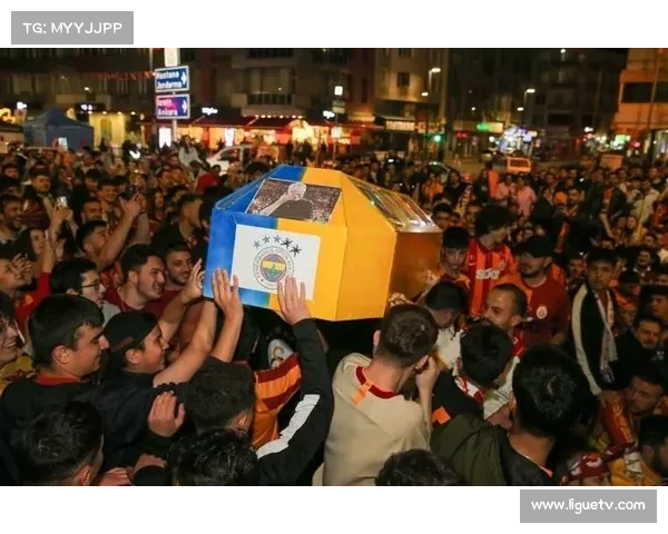 伊斯坦布尔客场气氛火爆，加拉塔萨雷球迷造势