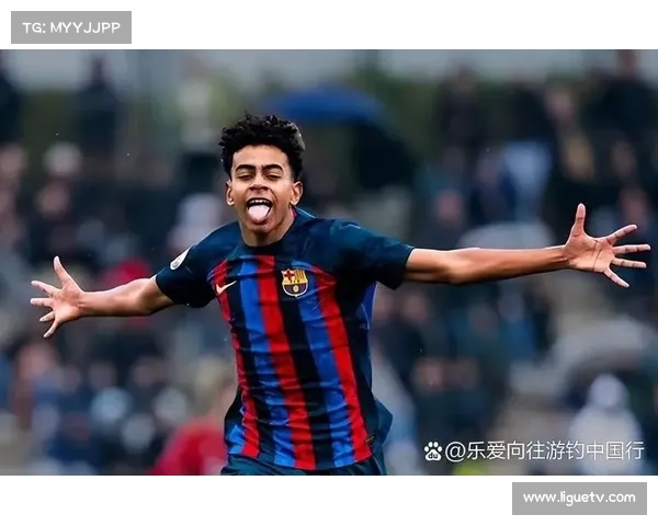 巴萨小将训练场模仿克鲁伊夫转身，青训教练现场指导